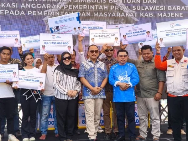 Gubernur didampingi Wakil ketua DPRD Sulbar dan Bupati Majene saat menyerahkan bantuan jaminan kesehatan (Dok : Ist).