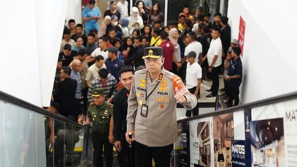 Kapolda Sulbar Irjen Pol Adang Ginanjar saat memantau kondisi keamanan mall