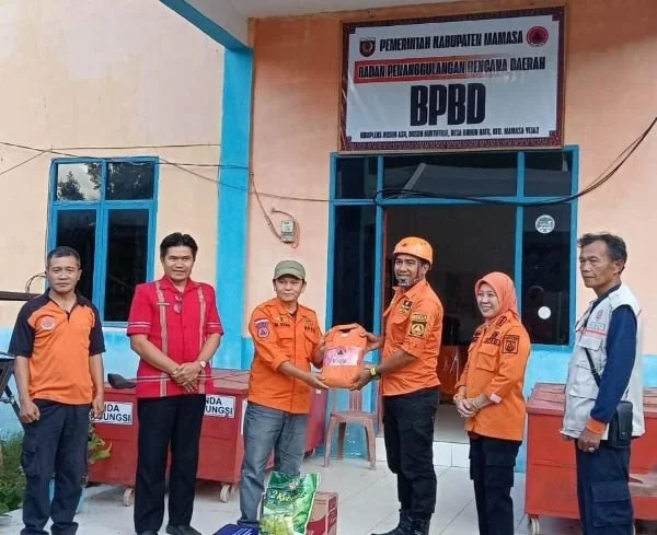 Penyerahan simbolis bantuan dari BPBD Sulbar kepada BPBD Mamasa. Dok. Ist