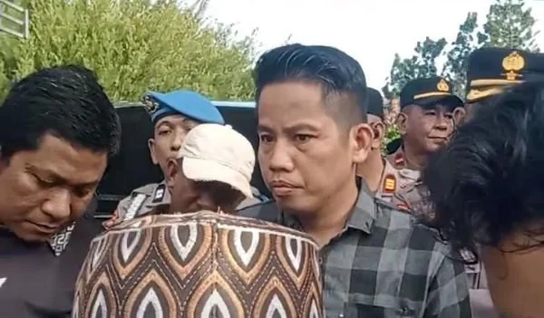 Warga Laikang Hadang Mobil Dinas Bupati Takalar. (Dok: Ist)