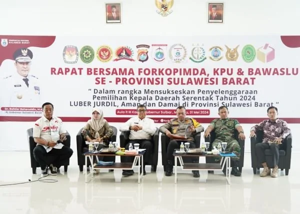Kapolda Sulbar saat menghadiri rapat kesiapan pilkada.