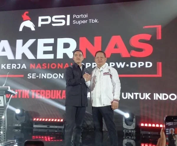Suasana saat Ketum PSI Kaesang dan Rusdi Masse di panggung Rakernas PSI di Makassar, (Dok: Sinta KabarMakassar).
