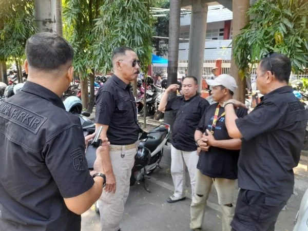 Perumda Parkir menegur dan menertibkan juru parkir liar (Dok : Ist).
