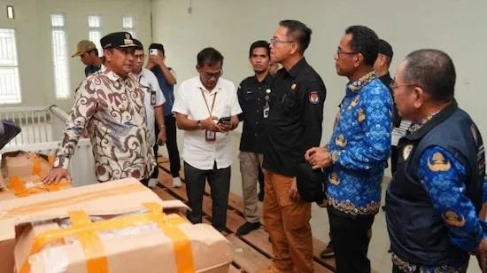 Penjabat (Pj) Gubernur Sulsel, Bahtiar Baharuddin didampingi unsur Forkopimda disela-sela meninjau persiapan logistik Pemilu di Gudang Logistik KPU Takalar, Rabu (17/1).