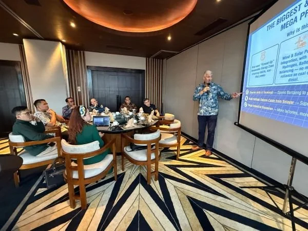 Bupati Bantaeng, Uji Nurdin mengadakan pertemuan bersama investor PLTS yaitu PT. UPC Renewables Indonesia di Gedung JHL Solitaire (Dok : ist).