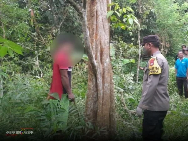 Korban saat ditemukan gantung diri di kebun (Dok : Ist).