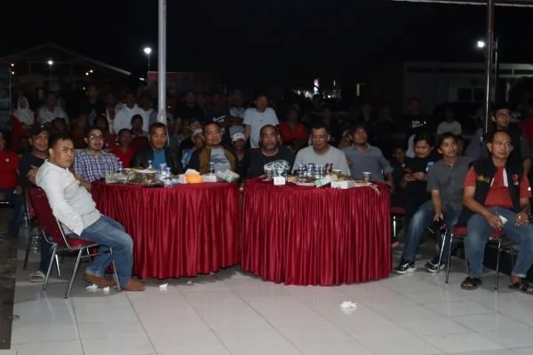 Kapolres AKBP Widi Setiawan bersama Dandim Letkol Inf Muhammad, Kadisdukcapil Dr Mustaufiq, Ketua KPU Asming Syarif, Wakapolres Kompol Muh. Idris, Ketua IKA Unhas, Abdul Rahmad dan LO  masing- masing kandidat Paslon Bupati saat  menyaksikan nobar antara T
