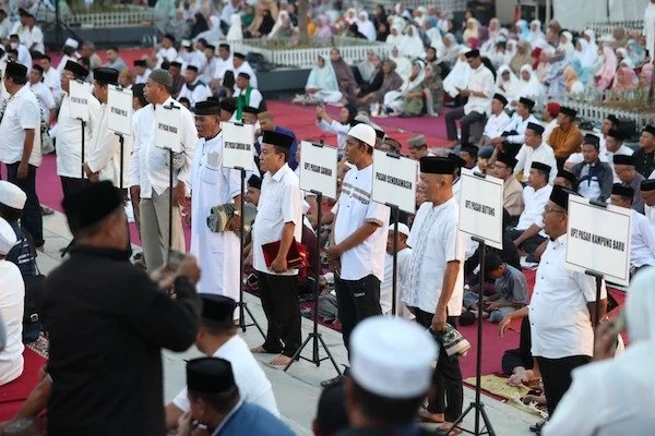 Wali Kota Makassar, Moh. Ramdhan Pomanto melantik 32 anggota Unit Pengumpul Zakat (UPZ) yang berasal dari Perusahaan Daerah (Perusda) di Makassar di Anjungan Pantai Losari pada Minggu (08/09) (Dok Ist)