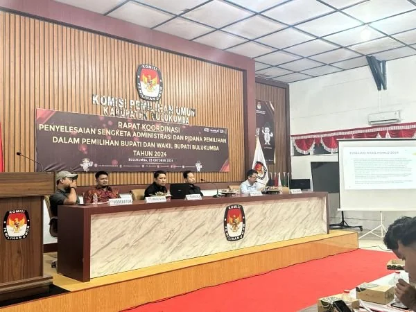 Ketua Bawaslu Bulukumba Bakri Abubakar saat menjadi narasumber pada Rapat Koordinasi yang diselenggarakan KPU Bulukumba (Dok : Ist).