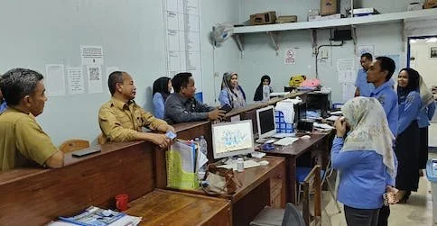 Pj Bupati Jeneponto Junaedi Bakri saat melakukan sidak di Kantor PDAM (Foto/ist).