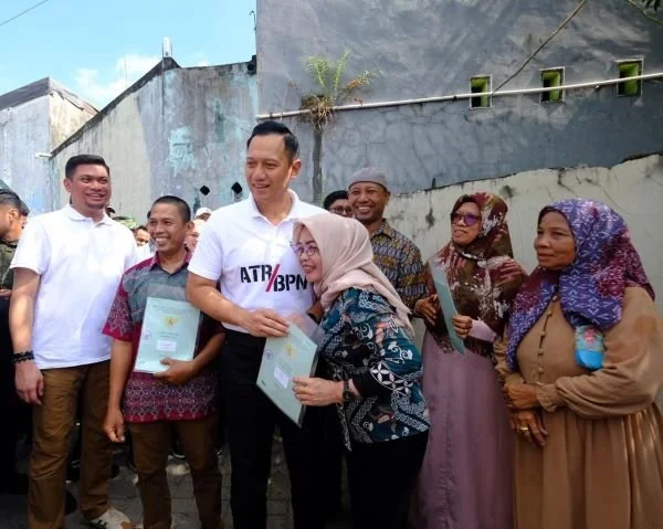 Menteri Agraria dan Tata Ruang/Badan Pertanahan Nasional (ATR BPN) Republik Indonesia, Agus Harimurti Yudhoyono (AHY) menyerahkan 50 sertipikat tanah di Gowa.