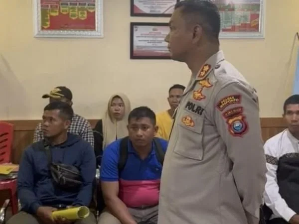 Kapolres Jeneponto AKBP Widi Setiawan saat memantau ruangan Sat Intelkam untuk memastikan pelayanan SKCK berjalan optimal (Dok : Ist).