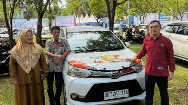 Gubernur Sulawesi Selatan, Andi Sudirman Sulaiman, menyerahkan satu unit mobil operasional untuk Puskesmas Rongkong, Kabupaten Luwu Utara. (Dok: Ist)