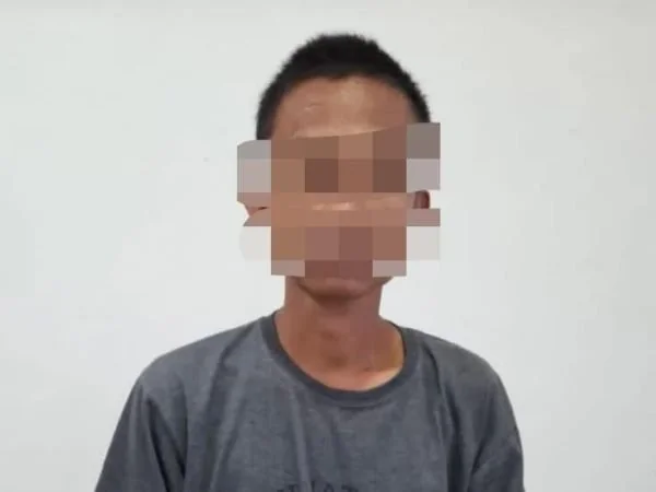 Terduga pelaku F (22) saat diamankan di Mapolsek Kelara (Dok : ist).