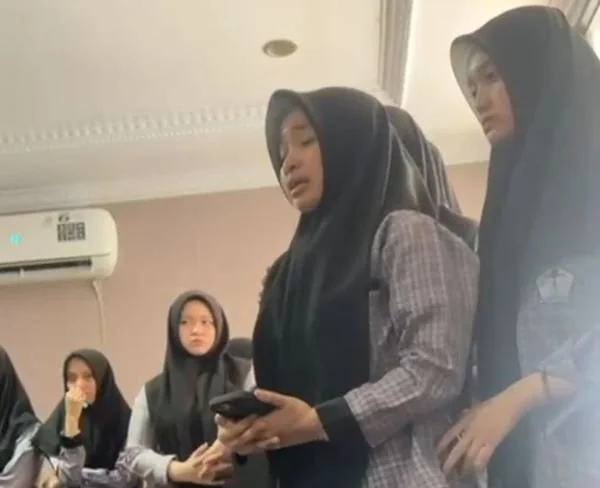 Siswi SMAN 17 Makassar saat menggelar unjuk rasa (Dok : Ist).