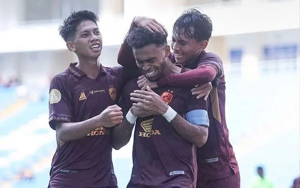 Selebrasi dari Yakob Sayuri saat mencetak gol dari gawang Rans Nusantara Fc, Selasa (30/4).