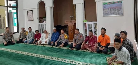 Dit Binmas Polda Sulsel saat menggelar Cooling System jelang Pilpres 2024 saat sosialisasi kepada warga dan jamaah masjid Al Ihsan Kompleks Hartaco Permai jalan Perintis Kemerdekaan, Kelurahan Tamalanrea Jaya, Kecamatan Tamalanrea, Kota Makassar, Kamis (1