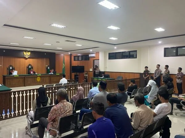 Pengamanan sidang kasus penganiayaan berat yang dilakukan oknum kades di Majene (Dok : Ist).