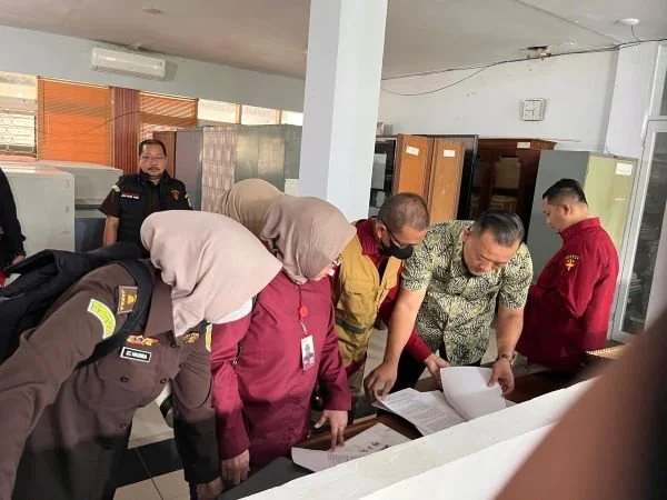 Tim penyidik Kejati Sulsel saat menggeledah Kantor Dinas Pendidikan Sulsel (Dok: Ist)