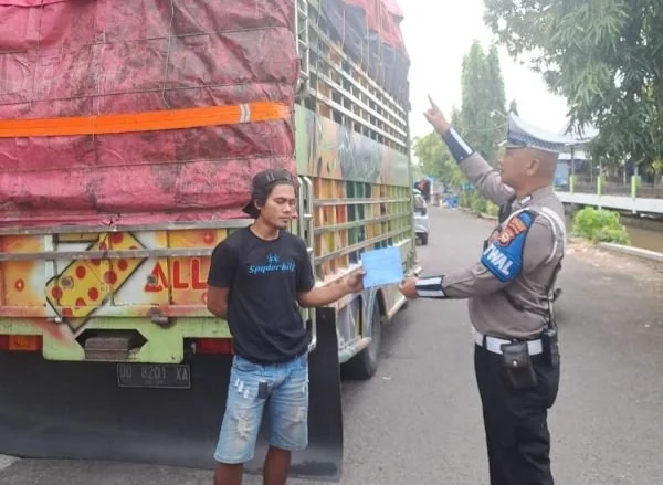 Salah satu truk yang ditahan usai melanggar aturan over dimensi dan over load (Dok: Ist).
