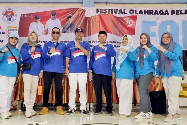 Kabid Peningkatan Prestasi dan  Olahraga Dispora Jeneponto, Ramis (tengah) berswafoto usai membuka Ajang FOP 2024 di GOR Jeneponto (Dok : Ist).