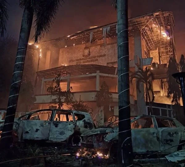 Gedung DPRD Kota Makassar saat Terbakar, (Dok: Ist).