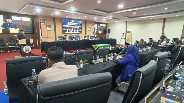 Gubernur Sulawesi Selatan (Sulsel) Andi Sudirman Sulaiman saat Rapat Paripurna (Dok: KabarMakassar).