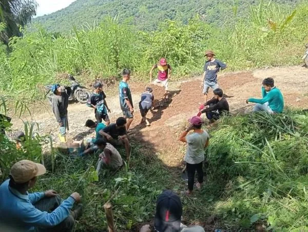 Warga bergotong royong mengandalkan swadaya dalam memperbaiki jalan di Dusun Alloan dan Mariri Desa Sali Sali, Kabupaten Pinrang.
