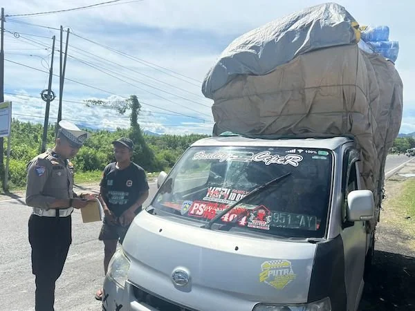 Personel Satlantas Polres Majene saat menindak kendaraan overload (dok:istl