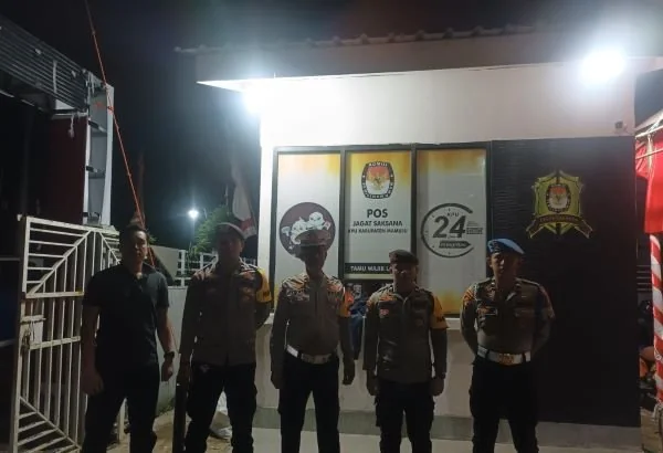 Personel Polresta Mamuju saat berjaga di kantor KPU Kabupaten Mamuju (DOk : Ist).