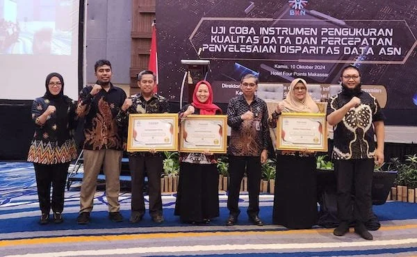 Kepala Badan Kepegawaian Daerah Sulsel, Sukarniaty Kondolele saat menerima penghargaan di Hotel Four Point Makassar (Dok: Ist)