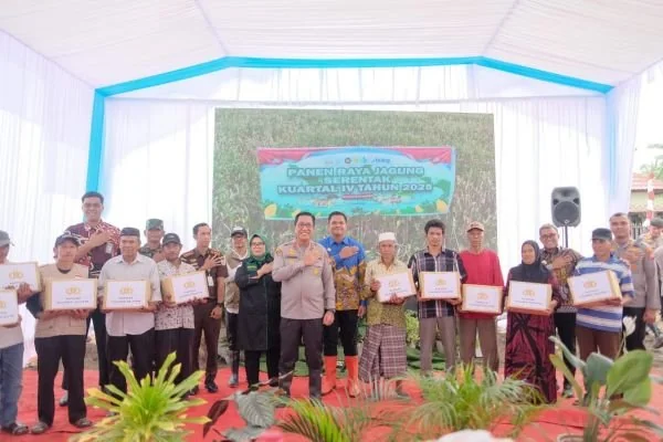 Kapolda Sulsel bersama Bupati Bantaeng dan Muspida saat Panen Raya Jagung kuartal I. (Dok: Ist)