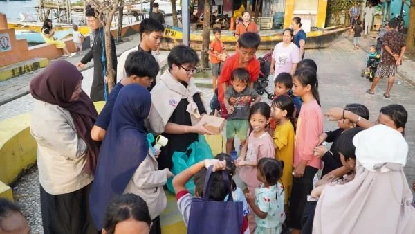 Siswa Kelas IX SMP Bosowa School Makassar Belajar Empati Lewat Fieldtrip Sosial di Kampung Mangara Bombang. (Dok: Ist)