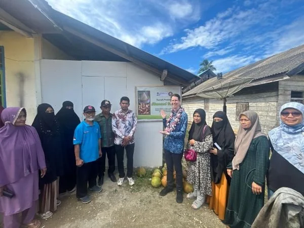 Kunjungan Konjen Australia Todd Dias ke proyek Pengembangan Teknologi Fermentasi dengan Penambahan Tempe untuk Meningkatkan Nilai Gizi Sinonggi Instan dan Kasoami Instan di Sultra (Dok : Ist).