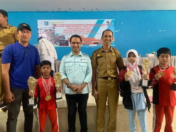 Kadis Pendidikan Bulukumba  Bersama peserta didik SD Negeri 2 Terang-terang Kabupaten Bulukumba Yang  juara di Olimpiade Olahraga Siswa Nasional (O2SN) tingkat Kabupaten Bulukumba