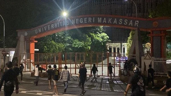 bentrok antara warga dan mahasiswa di depan kampus UNM (Dok: Atri KabarMakassar)
