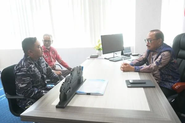 Komandan Pangkalan TNI Angkatan Laut Mamuju, Letkol Laut (P)Dedi Andriyatno saat audiens dengan Gubernur Sulbar (Dok : Ist).
