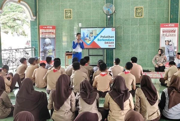 Asmo Sulsel dan Polres Gowa edukasi pentingnya keselamatan berkendara pada siswa SMAN 2 Gowa (Dok: Ist)