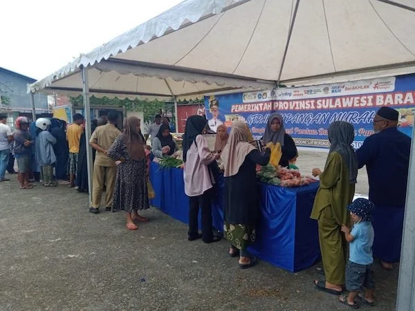 Gerakan Pangan Murah Pemprov Sulbar di taman Karema Mamuju (dok:Ist)
