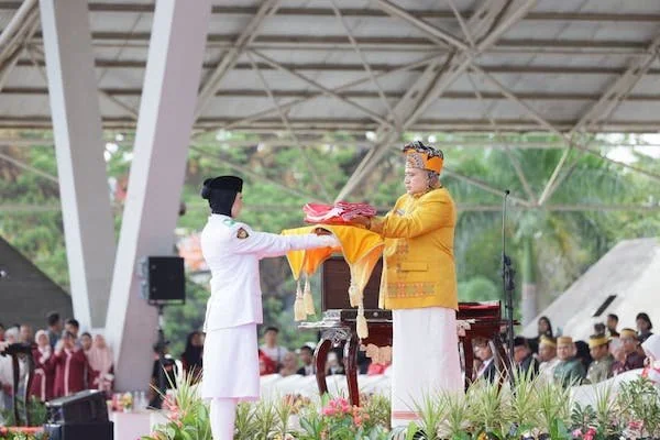 Wali Kota Makassar Munafri Arifuddin Menggenakan Pakaian Adat Toraja saat Penurunan Bendera HUT RI di Lapangan Karebosi, (Dok: Ist).
