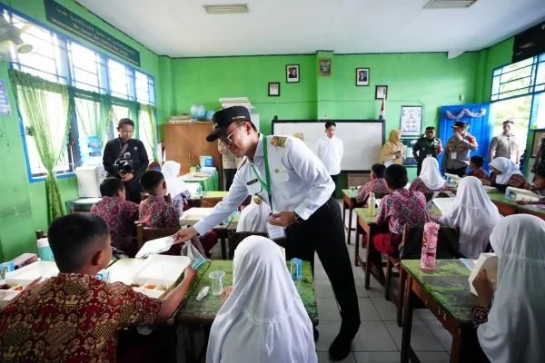 Pj Gubernur Sulsel, Prof Zudan Arif Fakrulloh saat meninjau makan bergizi gratis di wilayah Sulsel (Dok: Ist).