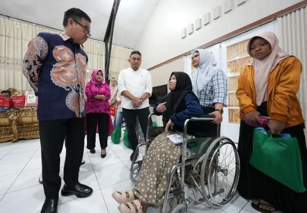 Sekprov Sulsel, Jufri Rahman pada pemberian santunan dari Kemensos (Dok: Ist).