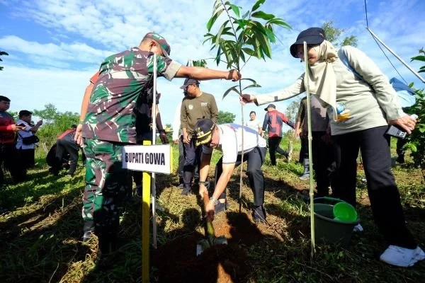 peringati Hari Lingkungan Hidup Sedunia dirangkaian dengan Pencanangan Sulsel Menanam, Pemerintah Kabupaten (Pemkab) Gowa melakukan penanaman 1.000 pohon pada lahan kritis di Kawasan Hutan Dusun Bontojai, Desa Borisallo, Kecamatan Parangloe.