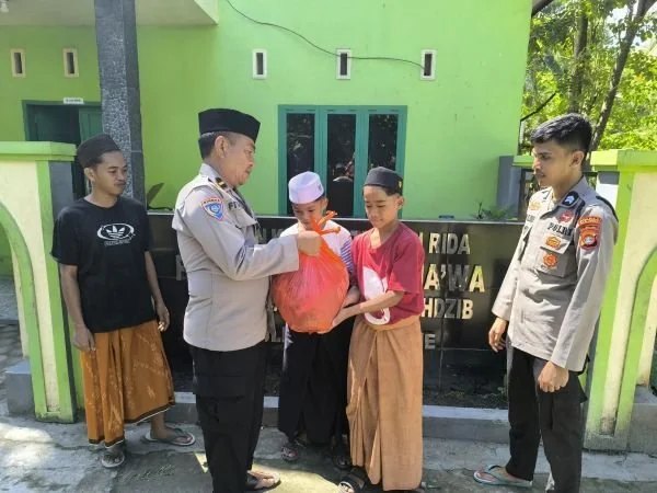 Personel Polres Majene saat berbagi daging ke panti asuhan (Dok : ist).