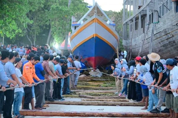 Prosesi Anynyorong Lopi di Festival Pinisi XV Bulukumba. Dok. Ist