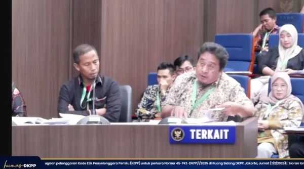 Ketua Panwaslu Kecamatan Kelara, Bakhtiar saat memberikan keterangan di DKKP RI (Dok : int).