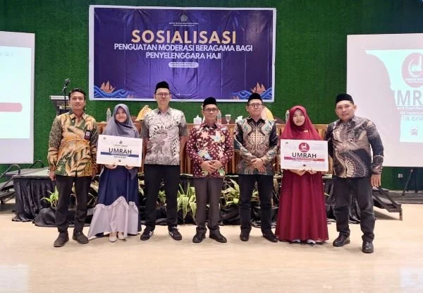 Penyerahan hadiah 2 paket umroh kepada juara MTQ Nasional (Dok : Ist).