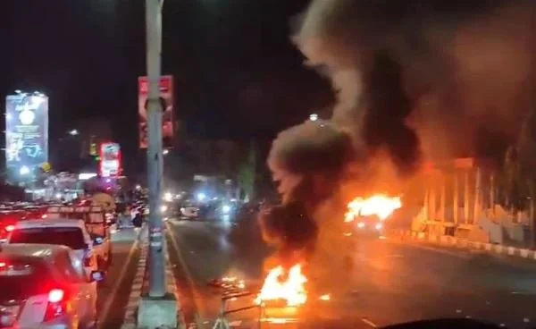 Mobil angkutan umum yang terbakar saat aksi unjuk rasa di Makassar (Dok: Atri KabarMakassar)