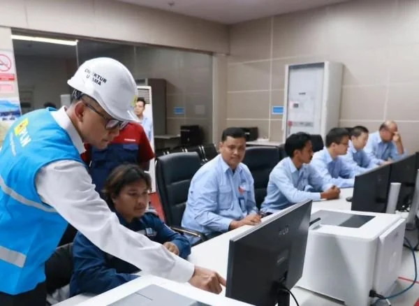 Direktur Utama PLN, Darmawan Prasodjo (kiri) ketika memantau langsung percepatan perbaikan PLTU Jeneponto di Sulawesi Selatan (Dok: Ist)