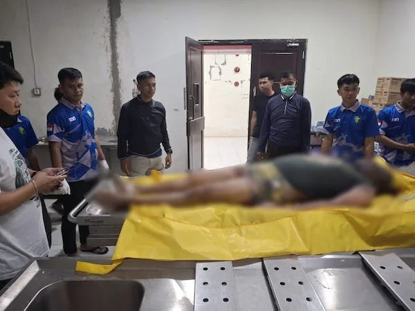 Anak almarhum saat mengecek jenazah di RS Bhayangkara Polda Sulbar (dok:Ist)